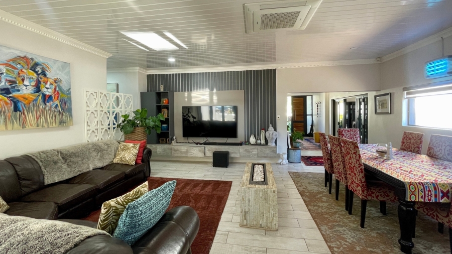6 Bedroom Property for Sale in Wilkoppies North West